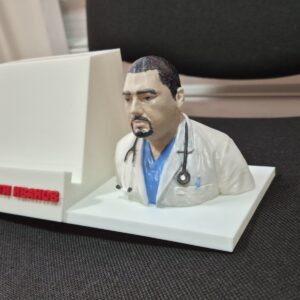 Персонализиран бял органайзер за бюро с ръчно изработена 3D фигурка на лекар по снимка и червен надпис Д-р Георги Иванов.